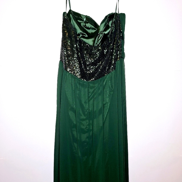 NWT Chi,Chi London " The Emerald Elegance".  Plus size Prom formal size 28. - Picture 2 of 14